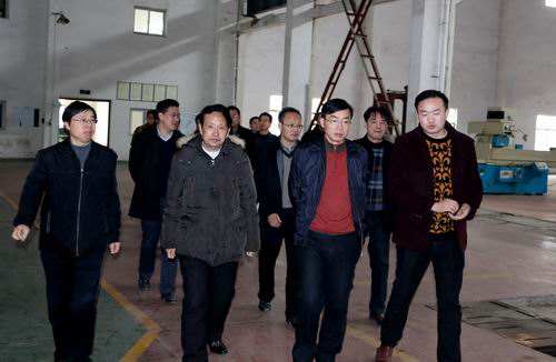 临湘市委书记黄俊钧一行到安博官方网站立体停车设备考察调研 